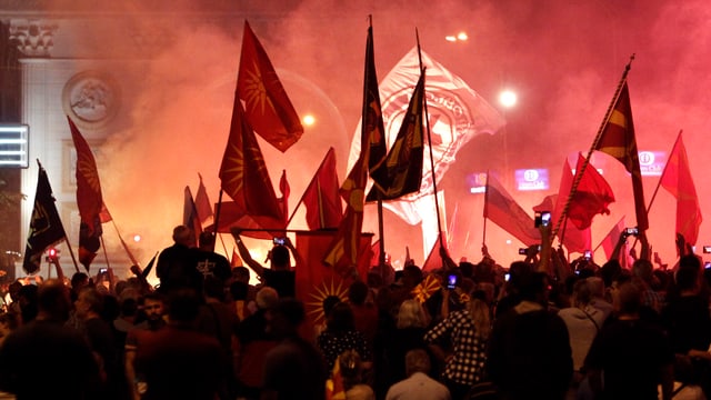 Demonstranten mit Fahnen und Fackeln Demonstranten mit Fahnen und Fackeln