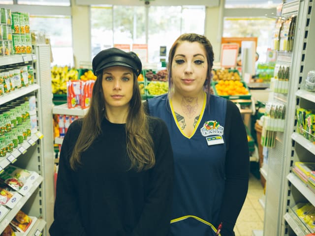 Lorena ist 21 Jahre alt und hat tätowierte Augen. Jep, richtig gelesen. Tätowierte Augen. Das Weisse ist bei ihr lila. Warum sie das wollte, abartige Risiken auf sich nahm und wie ihr Umfeld darauf reagierte, erzählt sie bei «Inked».