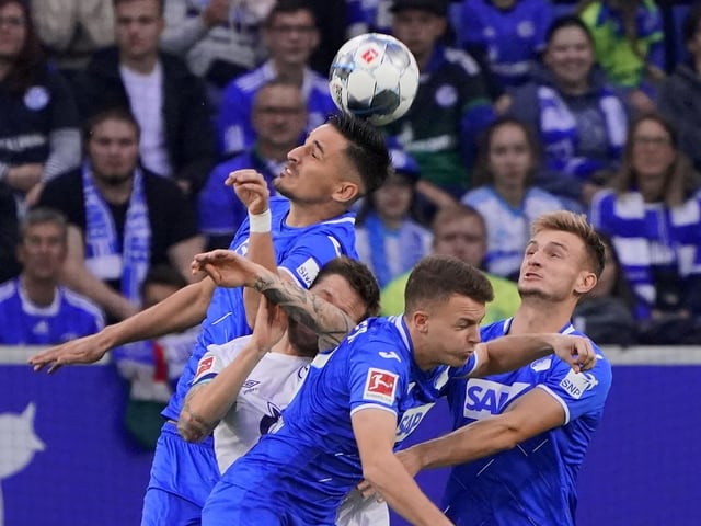 Nicht nur im Spiel zwischen Schalke und Hoffenheim, sondern aktuell auch in der Bundesliga-Tabelle. Nicht nur im Spiel zwischen Schalke und Hoffenheim, sondern aktuell auch in der Bundesliga-Tabelle.