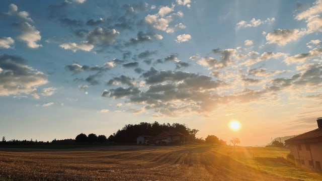 Zerrissene und türmchenförmige Quellwolken. Zerrissene und türmchenförmige Quellwolken.