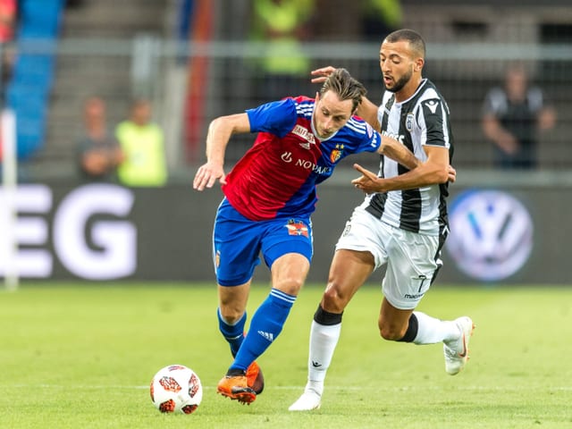 Luca Zuffi im Zweikampf mit einem Spieler von Paok Saloniki. Luca Zuffi im Zweikampf mit einem Spieler von Paok Saloniki.