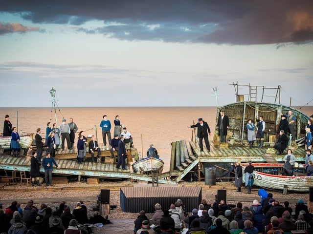 Szenenbild aus der Aufführung von «Peter Grimes» am Strand von Aldeburgh. Szenenbild aus der Aufführung von «Peter Grimes» am Strand von Aldeburgh.