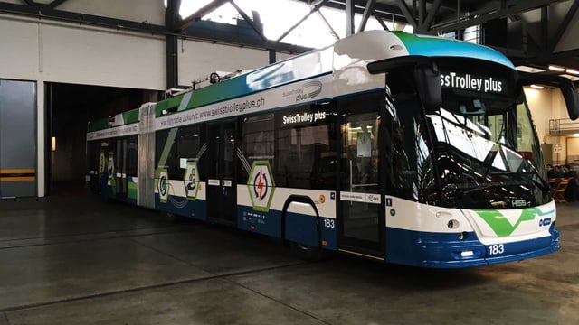 Der «Swiss Trolley plus» in der Werkstatt. Ein Gelenkbus mit vier Türen. Der «Swiss Trolley plus» in der Werkstatt. Ein Gelenkbus mit vier Türen.