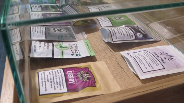 In einer Vitrine sind CBD-Raucherwaren in Paketen abgepackt zu sehen. In einer Vitrine sind CBD-Raucherwaren in Paketen abgepackt zu sehen.