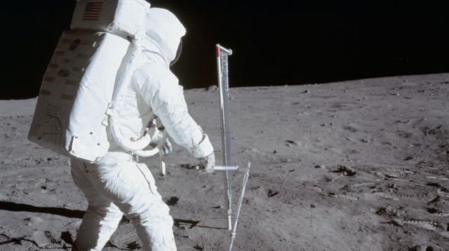 Astronaut auf der Mondoberfläche neben dem Sonnensegel Astronaut auf der Mondoberfläche neben dem Sonnensegel