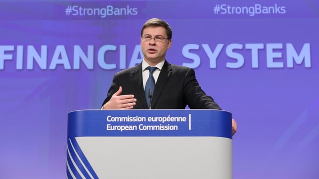 EU-Kommissar Dombrovskis stellt die neuen EU-Reglen für ausländische Banken vor. EU-Kommissar Dombrovskis stellt die neuen EU-Reglen für ausländische Banken vor.