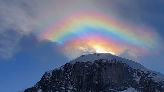 Irisierende Wolken über einem Berggrat im Bisistal Irisierende Wolken über einem Berggrat im Bisistal