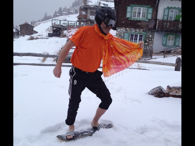 Urs Eisenegger auf Skateboard im Schnee.