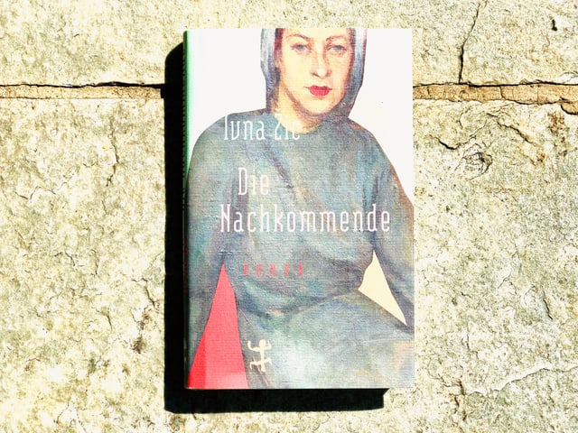 Der Roman «Die Nackommende» von Ivna Žic liegt auf einer Steinplatte Der Roman «Die Nackommende» von Ivna Žic liegt auf einer Steinplatte