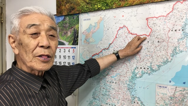 Kim Kyung-jae zeigt auf eine Nordkorea-Karte. Kim Kyung-jae zeigt auf eine Nordkorea-Karte.
