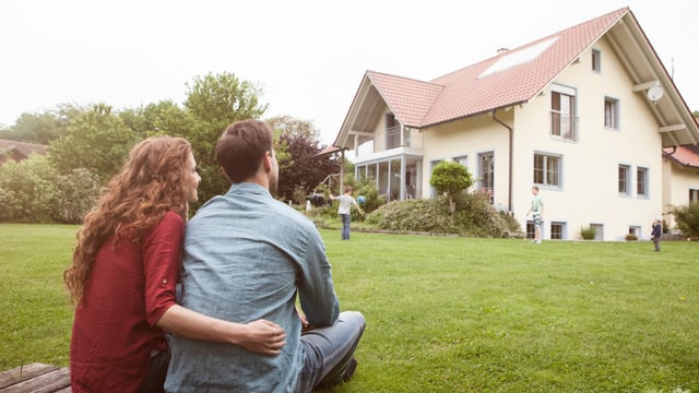 Frau und Mann schauen ein Haus an Frau und Mann schauen ein Haus an