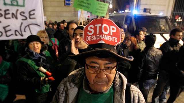 «Stoppt Zwangsräumungen» steht auf einem Schild eines Demonstranten in Barcelona am 23. Februar 2013. «Stoppt Zwangsräumungen» steht auf einem Schild eines Demonstranten in Barcelona am 23. Februar 2013.
