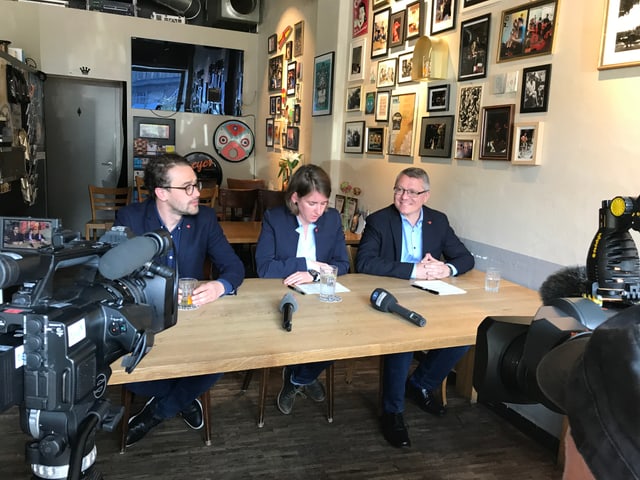 Die SP-Parteileitung mit David Roth und Priska Lorenz informieren gemeinsam mit Jörg Meyer über dessen Rückzug. Die SP-Parteileitung mit David Roth und Priska Lorenz informieren gemeinsam mit Jörg Meyer über dessen Rückzug.