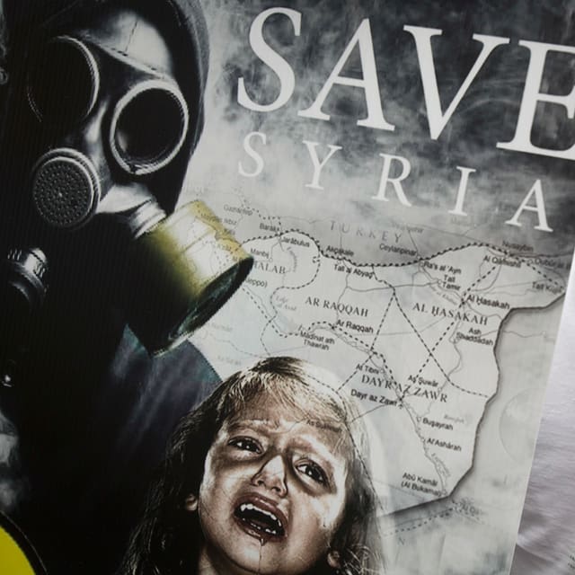 Transparent mit der Aufschrift «Save Syria» Transparent mit der Aufschrift «Save Syria»