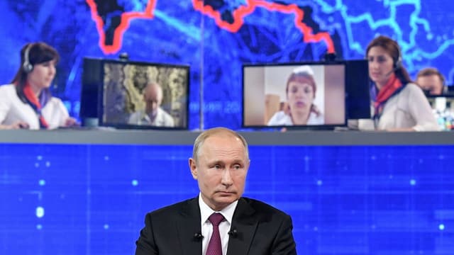Wladimir Putin während der TV-Sendung. Wladimir Putin während der TV-Sendung.