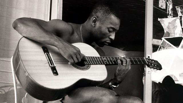 Pelé spielt Gitarre. Pelé spielt Gitarre.