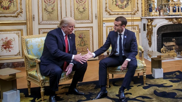 Trump und Macron reichen sich die Hand Trump und Macron reichen sich die Hand