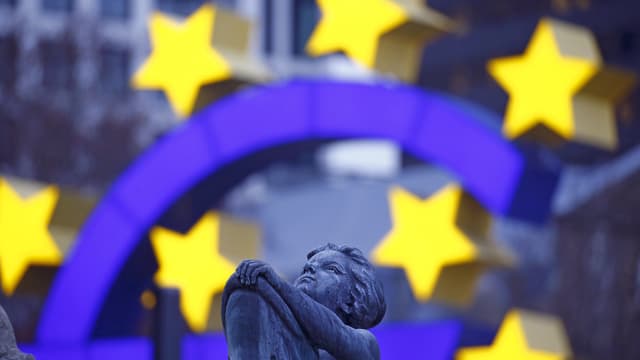 Euro-Symbol vor dem Hauptsitz des EZB-Hauptsitzes Euro-Symbol vor dem Hauptsitz des EZB-Hauptsitzes