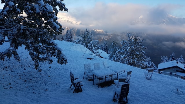 Blauer Himmel und Wolkenfetzen liegen über der leicht angezuckerten Axalp. Blauer Himmel und Wolkenfetzen liegen über der leicht angezuckerten Axalp.