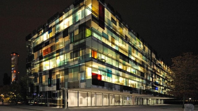 Erleuchtetes Gebäude des Novartis Campus im St. Johann Erleuchtetes Gebäude des Novartis Campus im St. Johann