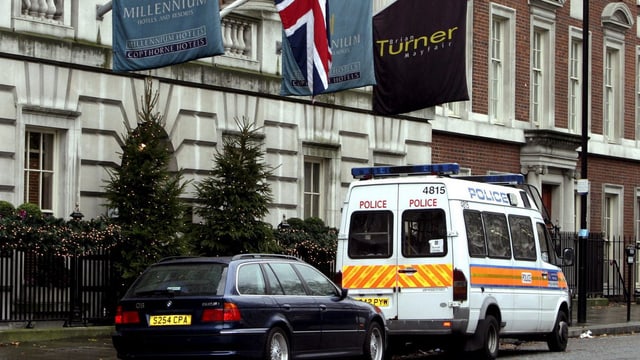 Das Millenium Hotel in London, davor steht ein Transporter der Polizei. Das Millenium Hotel in London, davor steht ein Transporter der Polizei.