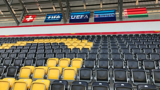 Schware und gelbe Sessel auf einer Fussballtribüne Schware und gelbe Sessel auf einer Fussballtribüne