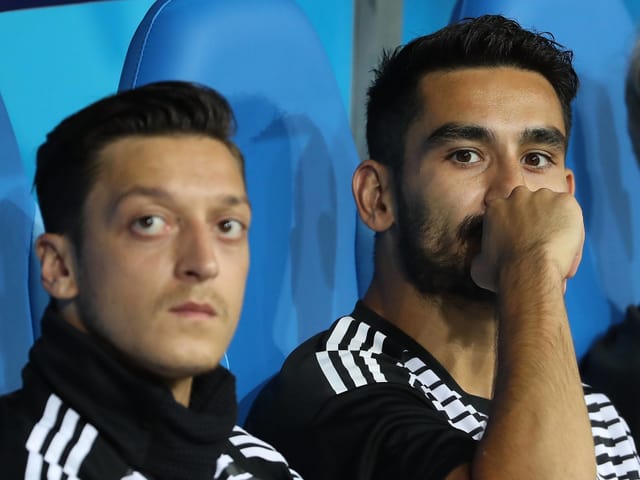 Mesut Özil (links) und Ilkay Gündogan auf der Ersatzbank Mesut Özil (links) und Ilkay Gündogan auf der Ersatzbank