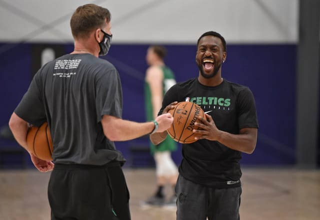 Kemba Walker von den Boston Celtics lacht im Training. Kemba Walker von den Boston Celtics lacht im Training.