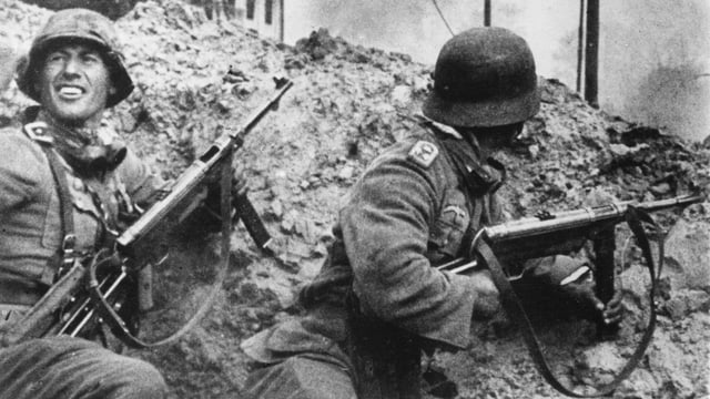 Zwei deutsche Soldaten in einem Bombenkrater Zwei deutsche Soldaten in einem Bombenkrater