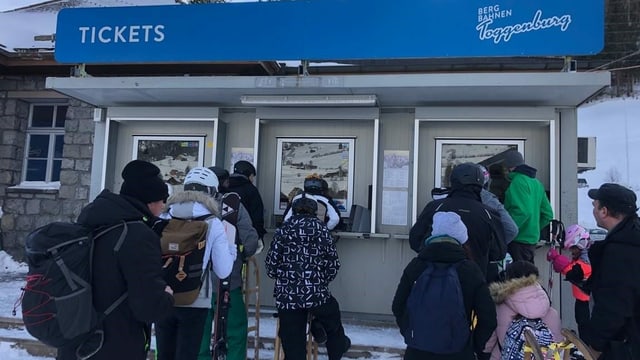 Schlange vor dem Ticketschalter der Toggenburger Bergbahnen Schlange vor dem Ticketschalter der Toggenburger Bergbahnen