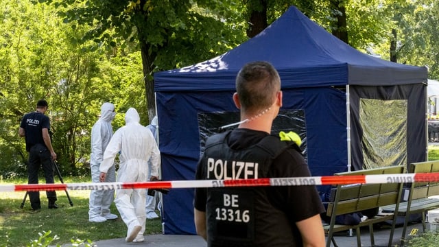 Beamte der Spurensicherung sichern in einem Falt-Pavillon Spuren am Tatort. Beamte der Spurensicherung sichern in einem Falt-Pavillon Spuren am Tatort.
