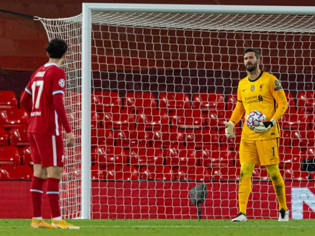 Liverpools Keeper Alisson Becker schimpft mit einem Verteidiger Liverpools Keeper Alisson Becker schimpft mit einem Verteidiger