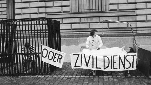 Demonstranten machen Werbung für den Zivildienst. Demonstranten machen Werbung für den Zivildienst.