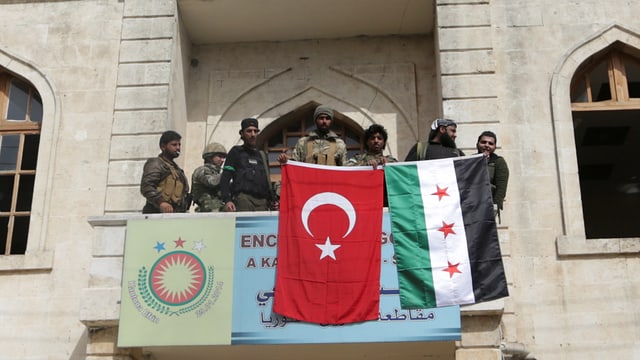 Fahnen an Gebäude in Afrin Fahnen an Gebäude in Afrin