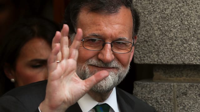 Mariano Rajoy winkt. Mariano Rajoy winkt.