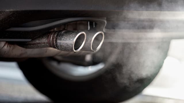 Autoabgase sind für die hohen Ozonwerte mitverantwortlich.