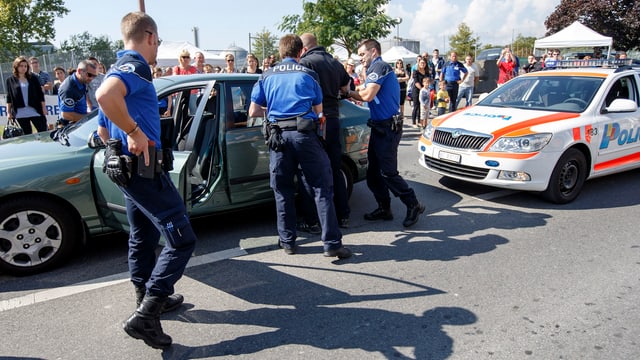 Polizisten verhaften eine Person Polizisten verhaften eine Person