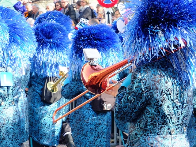 Gugge mit blauen Waggis-Kostümen