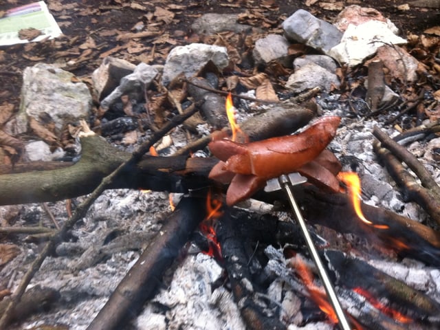 Wurst über dem Feuer