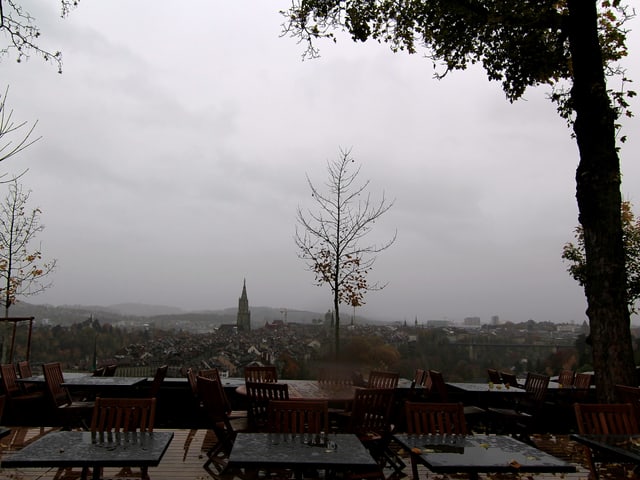 Leere Gartenterrasse, Blick über Berner Altstadt.