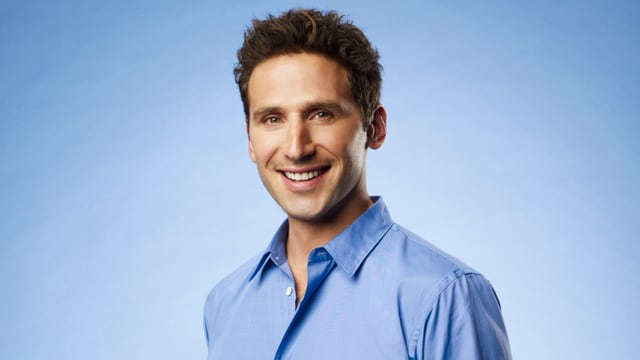Ein adrett gekleideter Herr vor blauem Hintergrund. Ein adrett gekleideter Herr vor blauem Hintergrund.