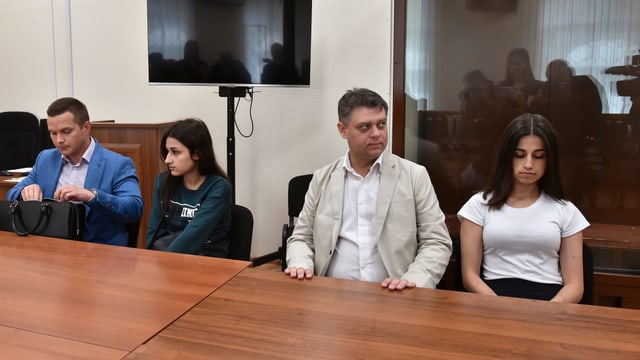 Angelina (rechts) und Maria (links) dfasda vor Gericht in Moskau. Angelina (rechts) und Maria (links) dfasda vor Gericht in Moskau.