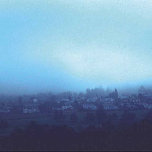 Eine Wolke hängt tief über einem Dorf, das Sonnenlicht kann man nur noch schwach erkennen. Eine Wolke hängt tief über einem Dorf, das Sonnenlicht kann man nur noch schwach erkennen.