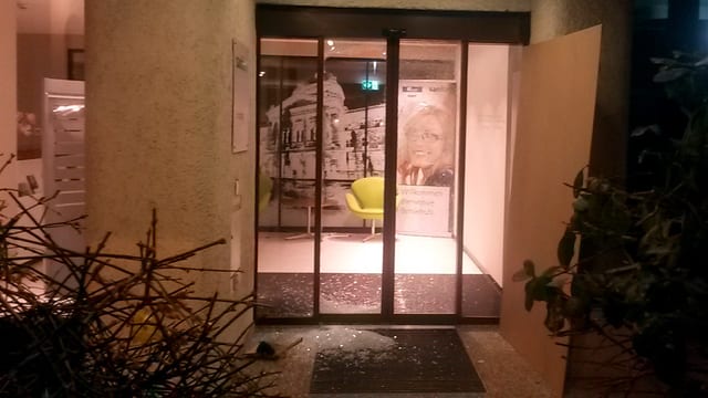 Zerstörte Glastüre, Scherben am Boden Zerstörte Glastüre, Scherben am Boden