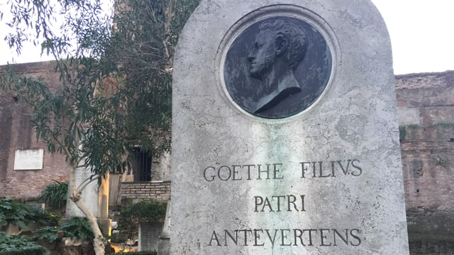 Der Grabstein von August Goethe. Der Grabstein von August Goethe.