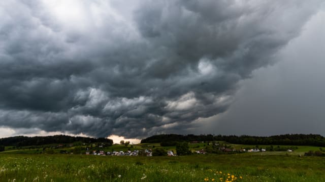 Wolkenwalze in der Nähe von Wil/SG. Wolkenwalze in der Nähe von Wil/SG.