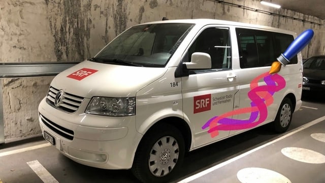 Ein weisser SRF Bus steht in der Garage. Ein weisser SRF Bus steht in der Garage.
