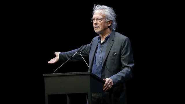 Ein Mann am Redner-Pult. Ein Mann am Redner-Pult.