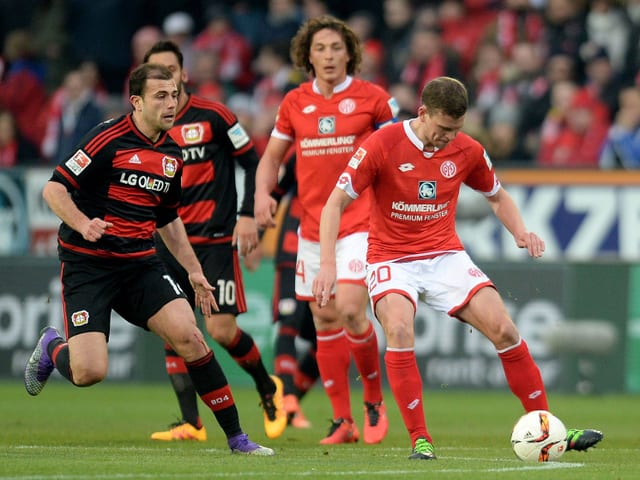 Fabian Frei (rechts) im Zweikampf mit Admir Mehmedi
