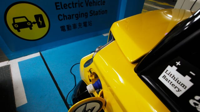Eine Ladestation für ein mit Strom betriebenes Auto. Eine Ladestation für ein mit Strom betriebenes Auto.